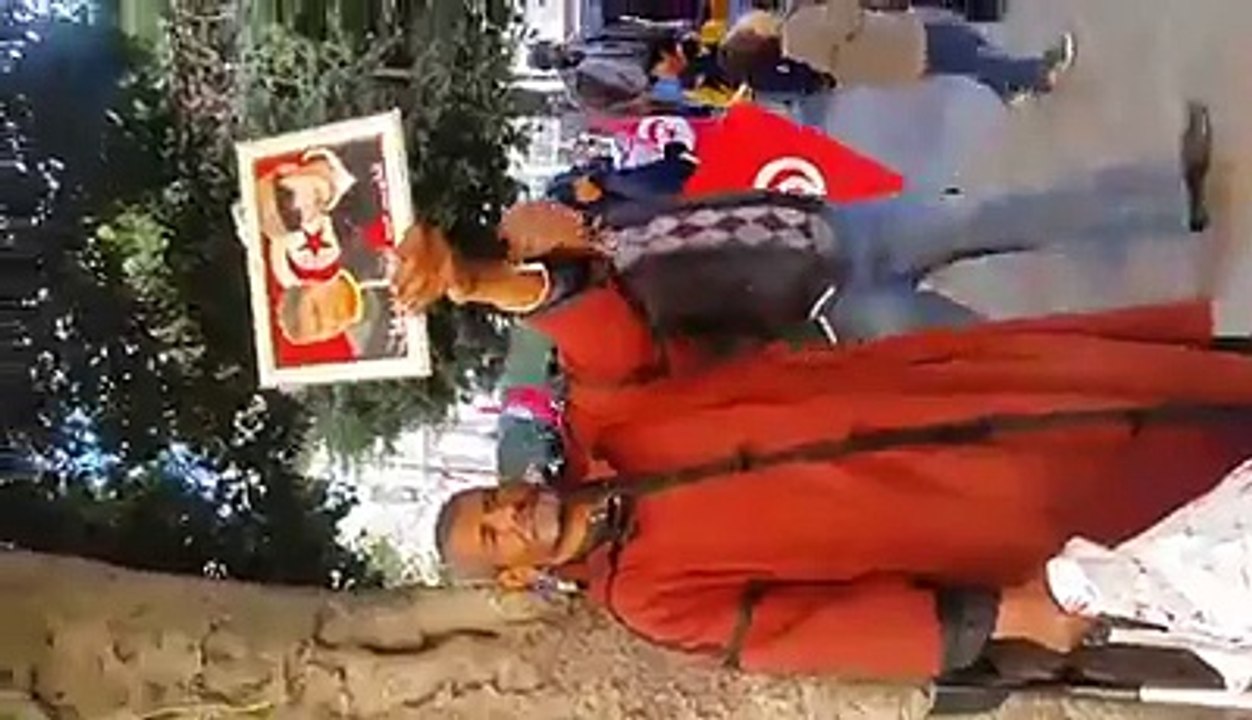 شد انتباهي هذا المشهد الاليم في الذكرى الخامسة للثورة تفرج شي يوقف المخ