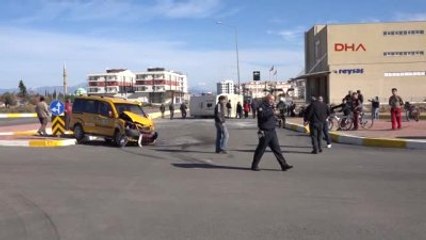 Antalya Kontrolsüz Kavşakta Kaza: 3 Yaralı