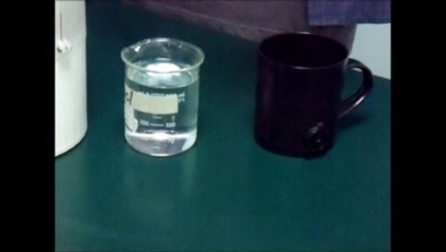 Lámpara que funciona con agua y sal te permite cargar el móvil