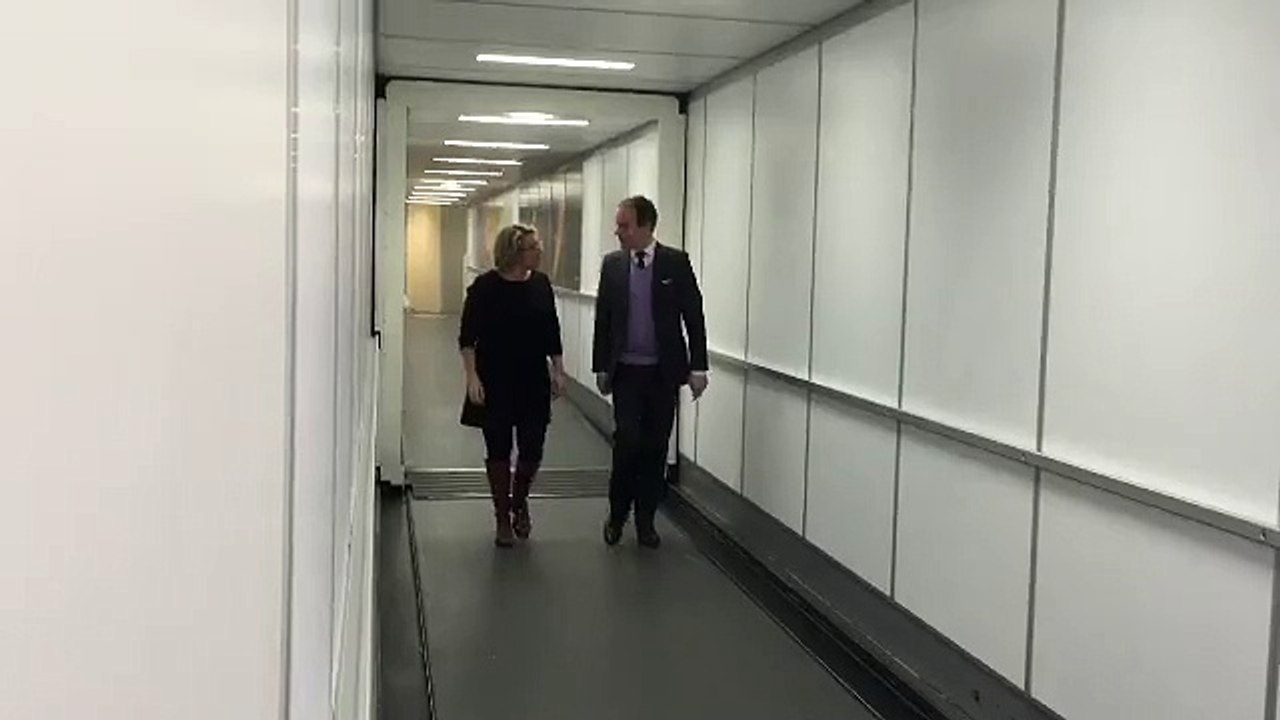 Arrivée de Franck Ferrand dans le Boeing 747 d'Air France