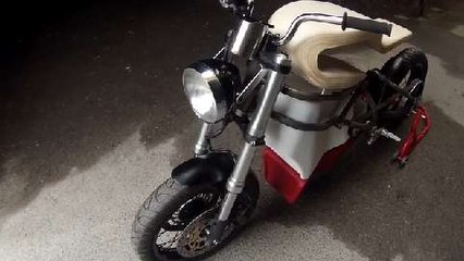 Una moto eléctrica con un iPhone como panel de instrumentos