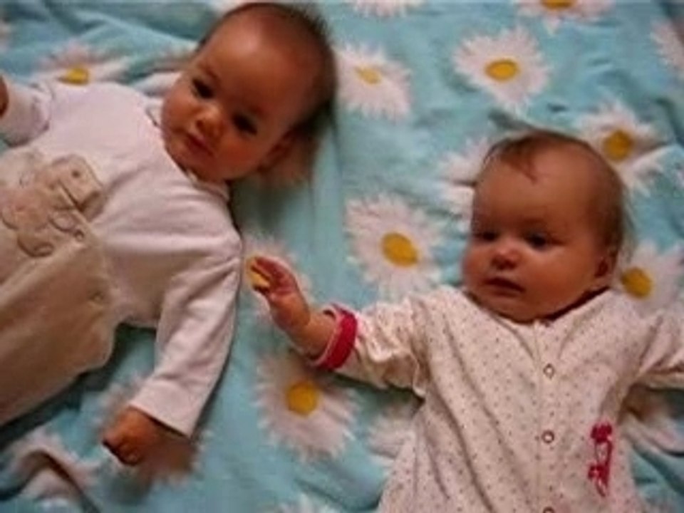 Sofia et Lucie dansent