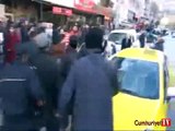 Kocaeli Adliyesi önünde bekleyenlere polis saldırdı: 14 gözaltı
