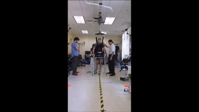 Parapléjico vuelve a andar gracias a sus ondas cerebrales