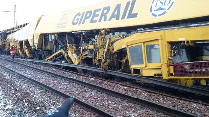 L'impressionnate machine de la SNCF pour poser de nouveaux rails