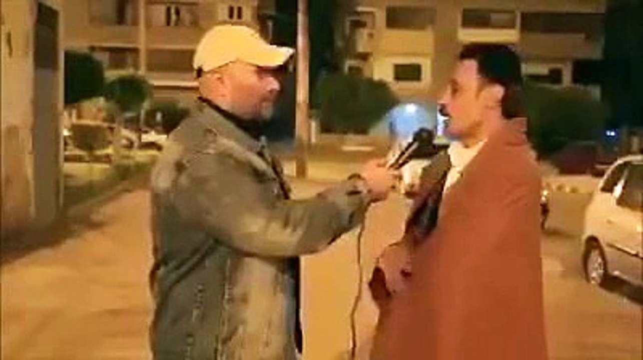 بدموع يعمل معاه في انترفيو مالكلمة الأولا المذيع ما فهم شي تفرج شقالو هههههه