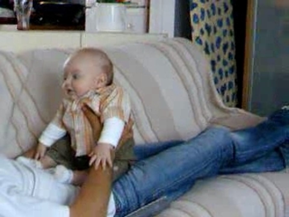 Lulu fait adada sur son papa