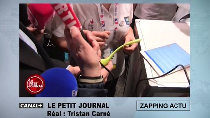 Emmanuel Macron devant une démonstration de jouet coquin !