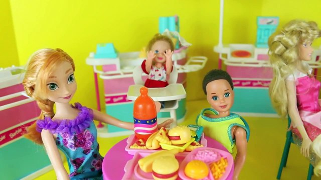 Frozen Anna Kristoff Family at Barbie Food Court with Rapunzel, Snow White, Elsa Dolls Dis