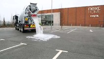 Este asfalto absorbe hasta 3.300 litros de agua por minuto