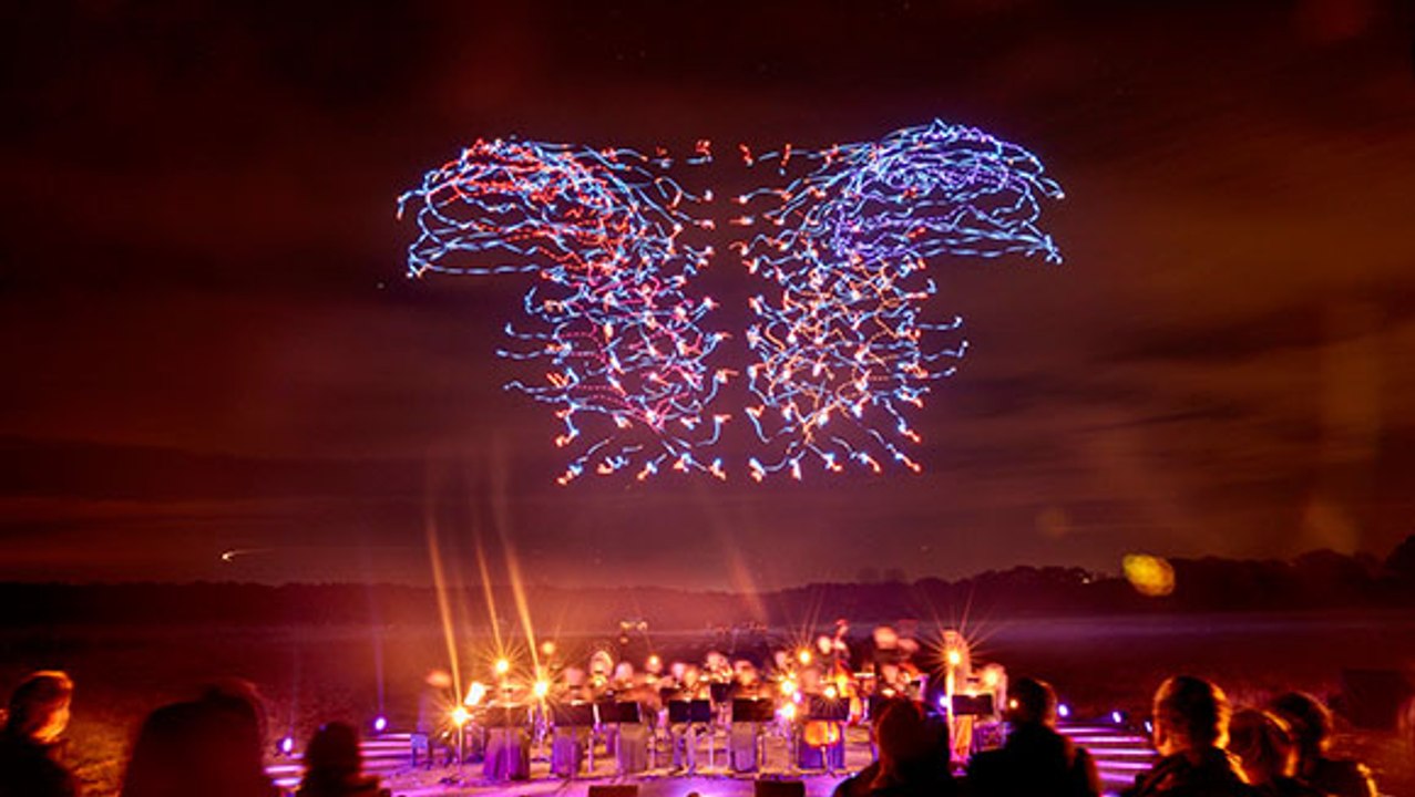Un ballet aérien réalisé par 100 drones - La Semaine geek