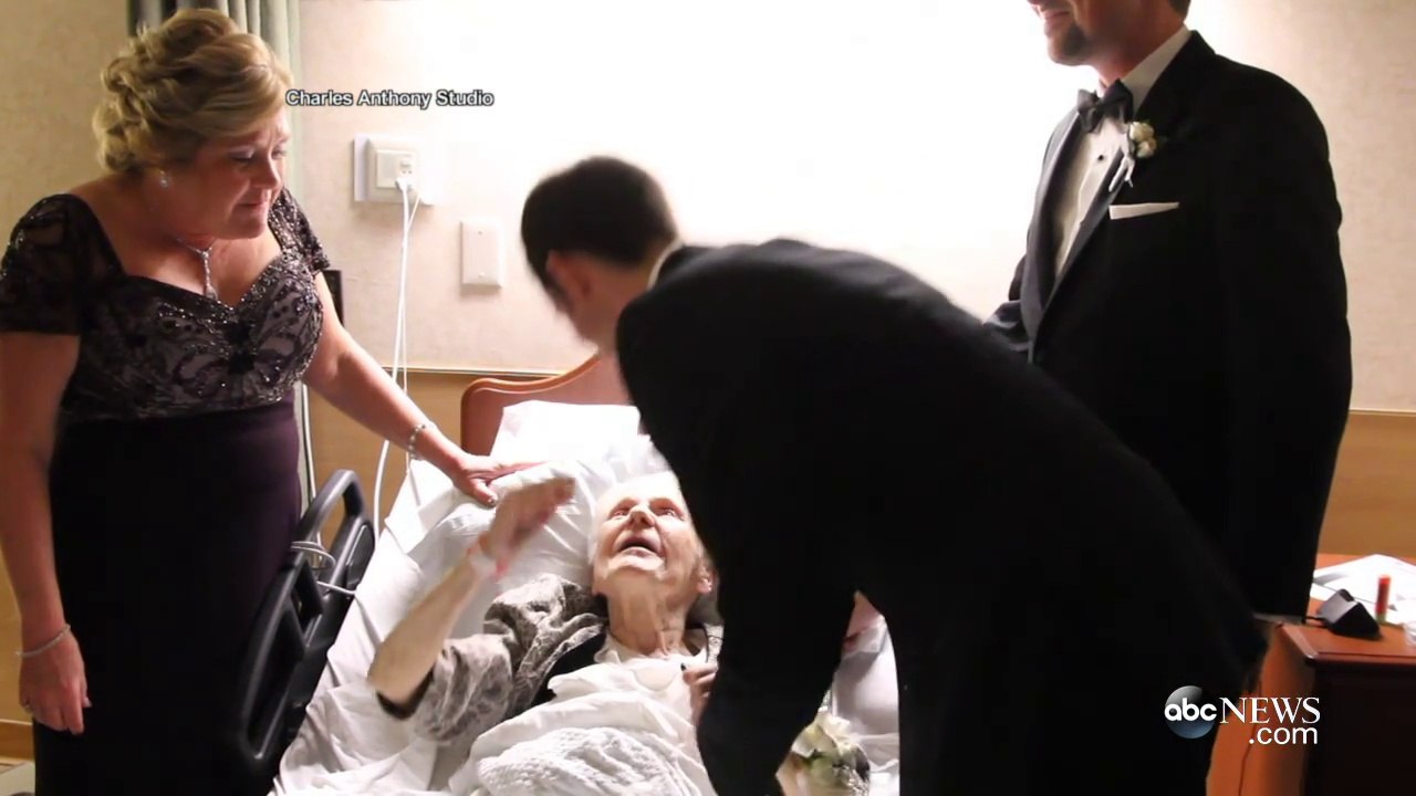 Surprise pour une grand-mère sur son lit d'hopital