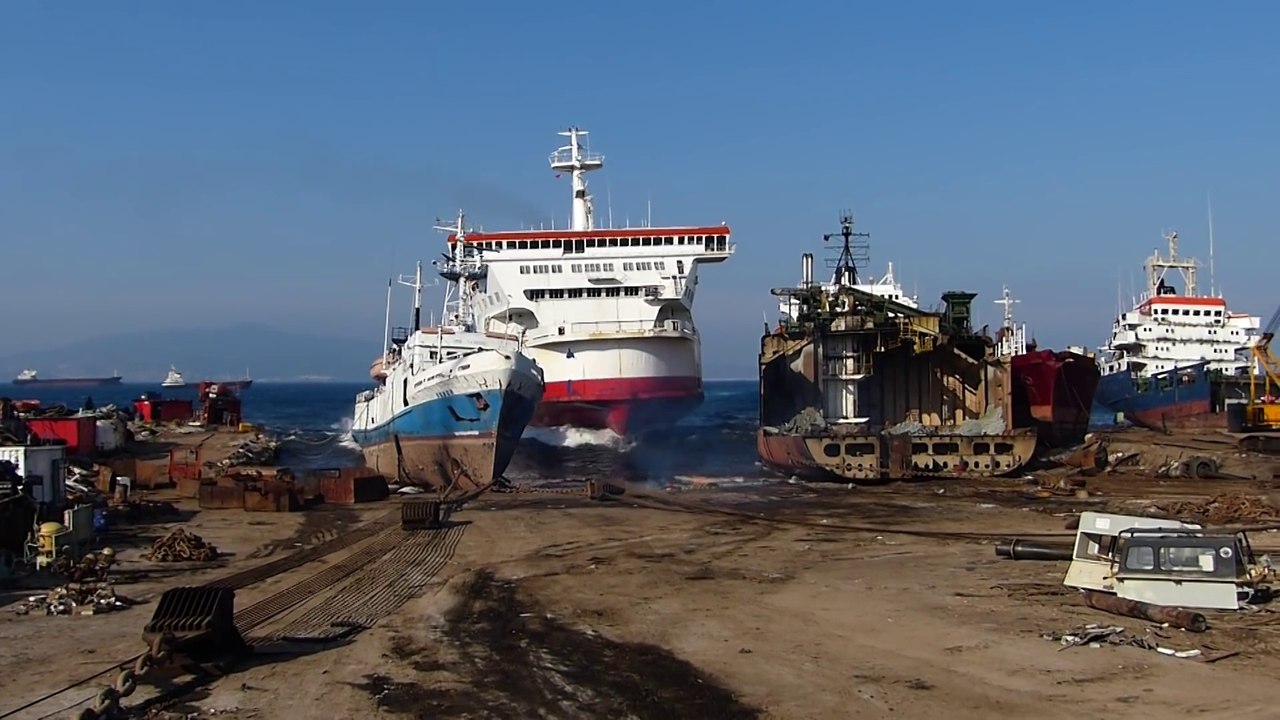 Faire échouer un bateau de croisière sur la plage pour le détruire