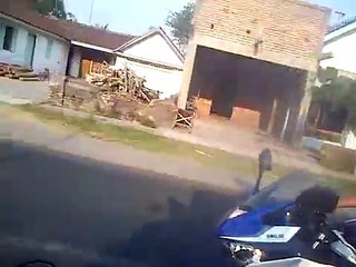 Ibu-Ibu Gak Pake halem & Jaket Naik Motor Mahal