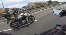 Un motard roule à 150 km/h pour échapper à deux braqueurs sur l'autoroute ...