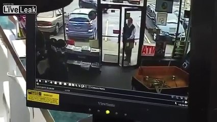 Quiso estacionar su camioneta y atropelló a un hombre dentro de una tienda