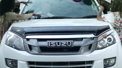 ISUZU D-Max lucha contra zombies