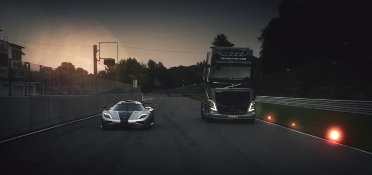 Camión Volvo contra Koenigsegg