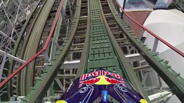 Julien Dupont con su motocicleta en una montaña rusa