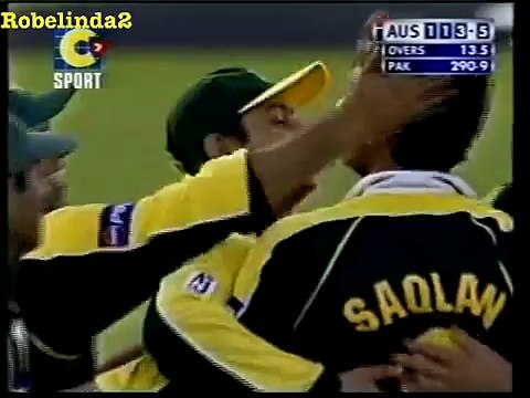 Saqlain Mushtaq bowling an amazing Doosra to Damien Martyn in 2001. Rare cricket video
