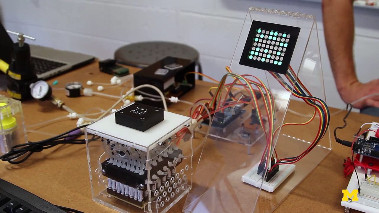Crean una tablet en braille para que puedan leer los ciegos