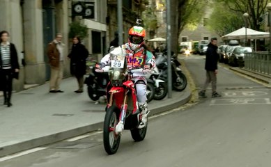 Laia Sanz en la moto del Dakar por Barcelona