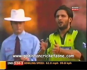 Shahid Afridi's great over to Sehwag - Takes his wicket at the end. Rare cricket video