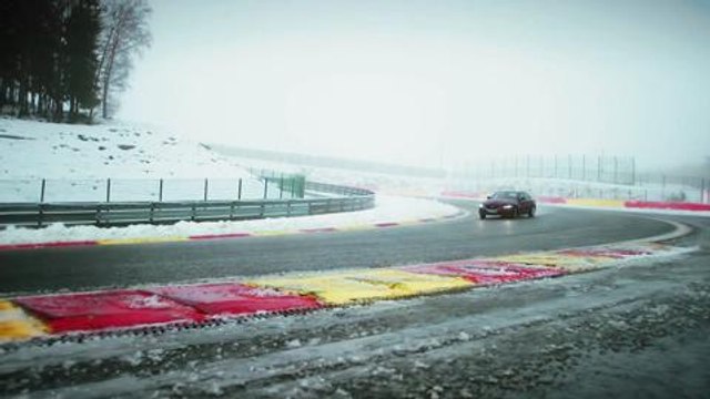 Idris Elba prueba a fondo el Jaguar XE