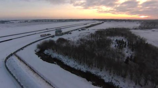 Un Range Range Sport remolca una caravana Airstream al Polo