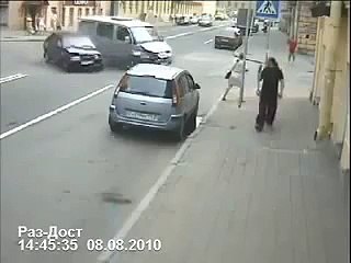 Incredibile incidente - Incredible accident. That's a miracle!