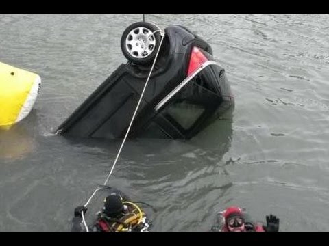 Video Fiumicino (RM) - Auto finisce nel Tevere, 60enne si salva (14.01.16)