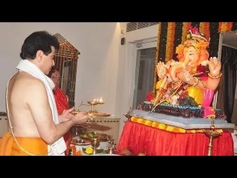 Jeetendra Celebrates Ganesha Chaturthi At Home | Ganesh Utsav 2015