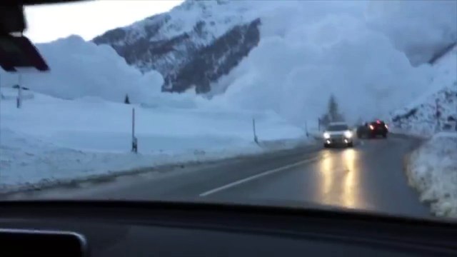 Suisse : des automobilistes face à une avalanche gigantesque