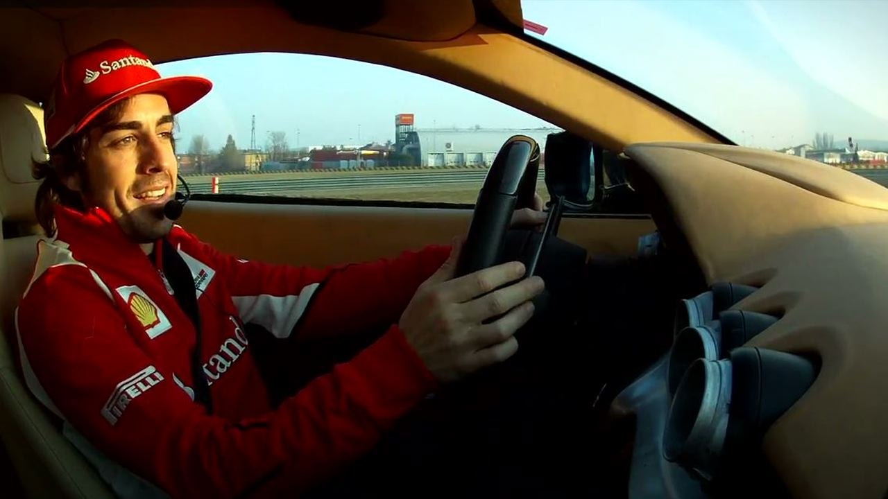 Fernando Alonso conduce el Ferrari F12berlinetta