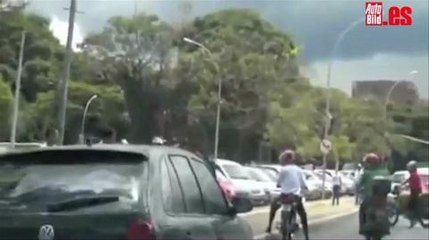 Motorista atropellado intenta agredir a la conductora