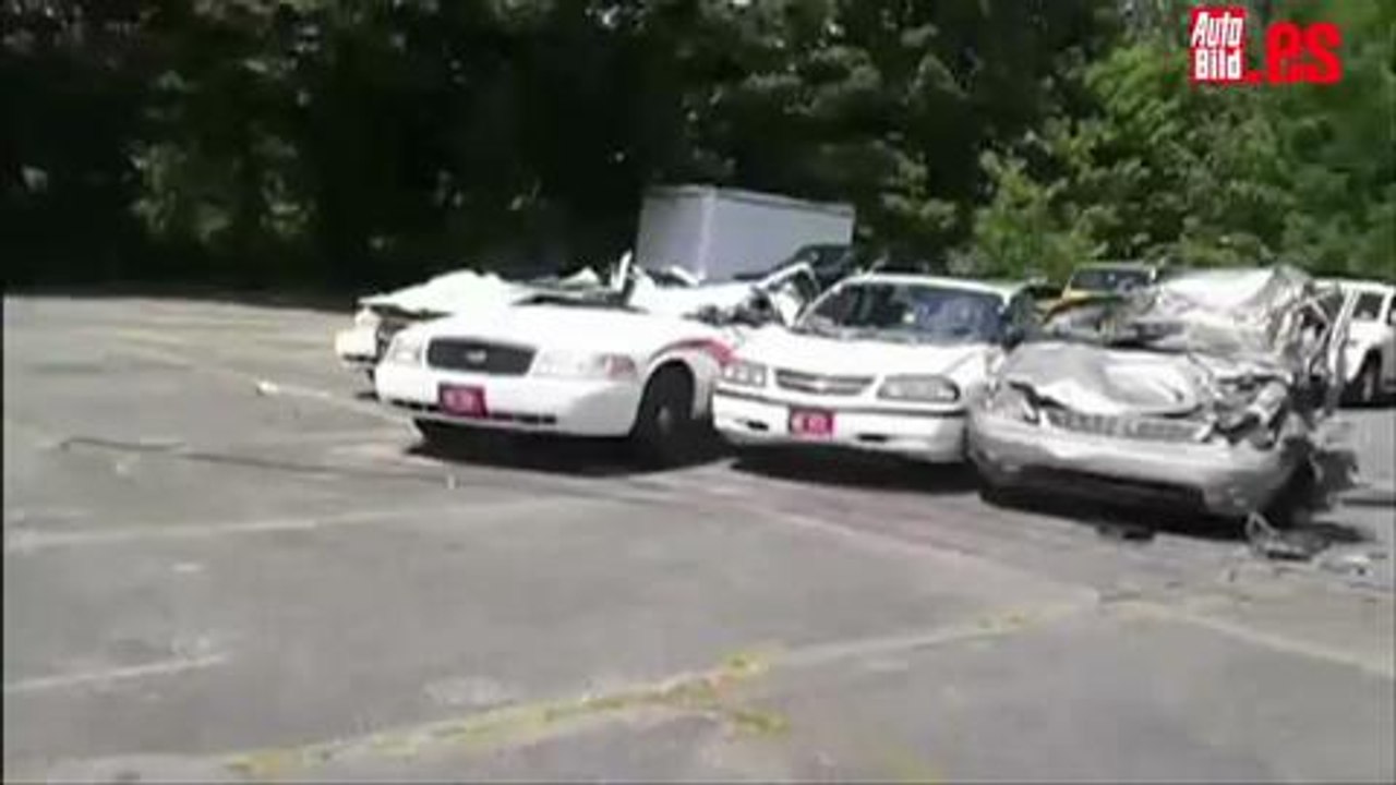 Vídeo: Tractor aplasta 7 coches de policía