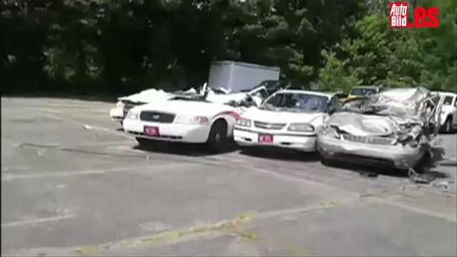 Vídeo: Tractor aplasta 7 coches de policía