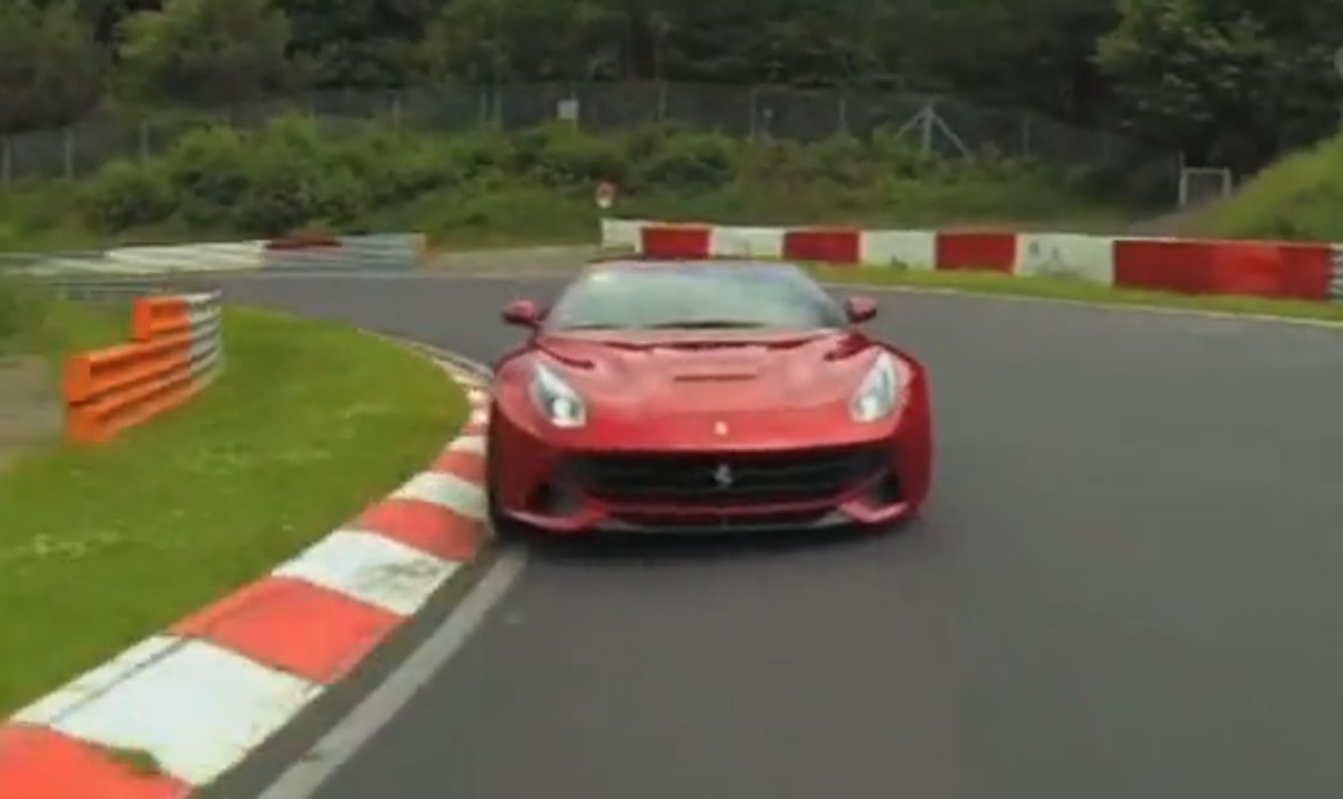 Fernando Alonso conduce un Ferrari F12 Berlinetta en Nürburgring