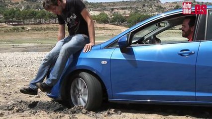 Cómo desatascar un coche en una playa o un pantano