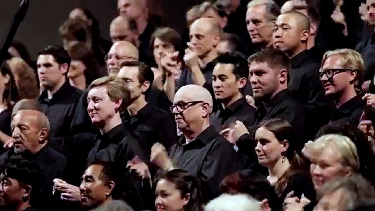 Iniziano sfregando le mani insieme: quello che fanno dopo vi farà venire i brividi