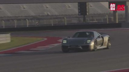 Télécharger la video: Porsche 918 Spyder Hot Lap with Patrick Long