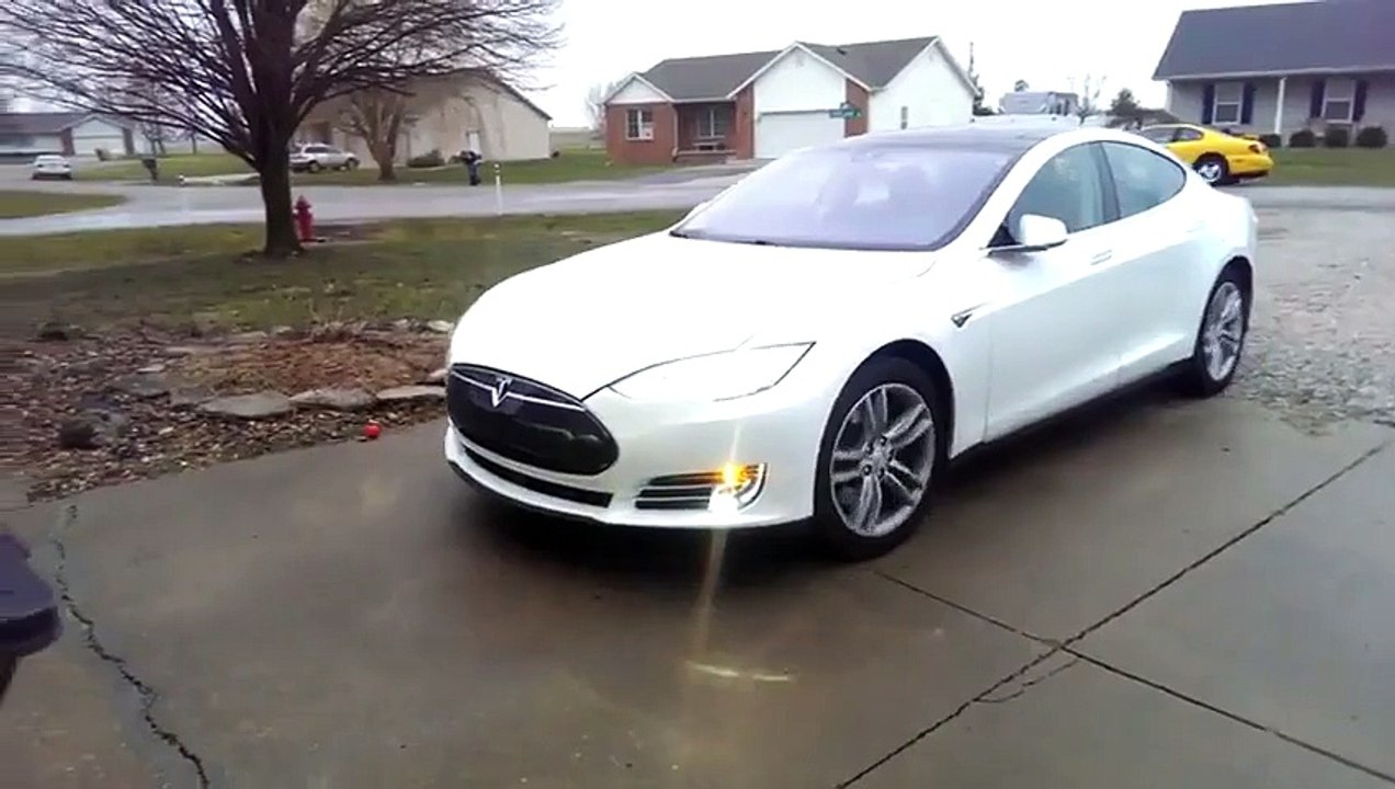 С новым обновлением программного обеспечения, Tesla Model S может парковать себя
