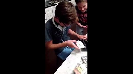 Así reaccionaron un par de niños al intentar usar un Walkman por primera vez