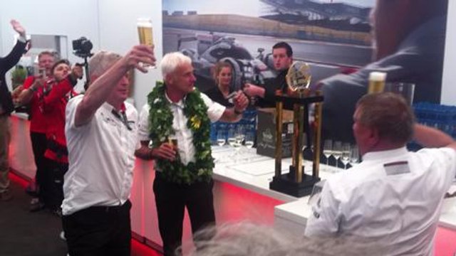 Celebración con trofeo de Porsche en las 24 Horas de Le Mans 2015