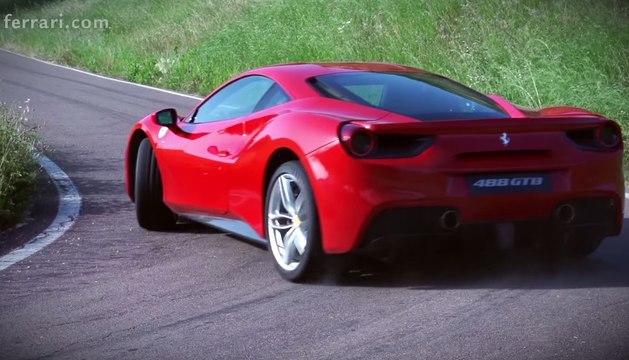 Ferrari 488 GTB derrapando en carretera abierta