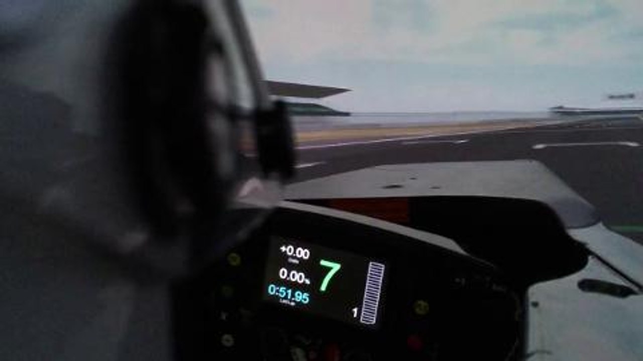 Fernando Alonso entrena en el simulador