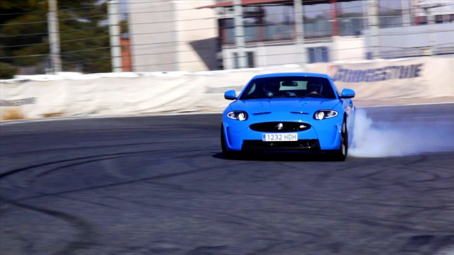 Jaguar XKR-S en circuito