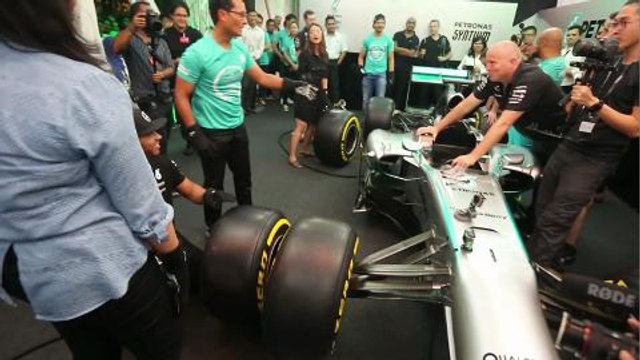 F1 PIT STOP CHALLENGE with Lewis Hamilton
