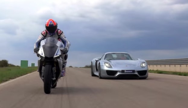 Porsche 918 Spyder contra Yamaha YZF-R1 [2015]