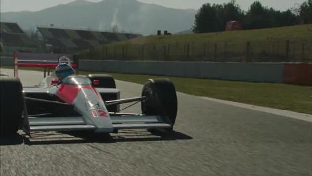 Fernando Alonso da una vuelta al Circuito de Cataluña en el McLaren MP4/4